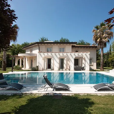 Villas With Pool